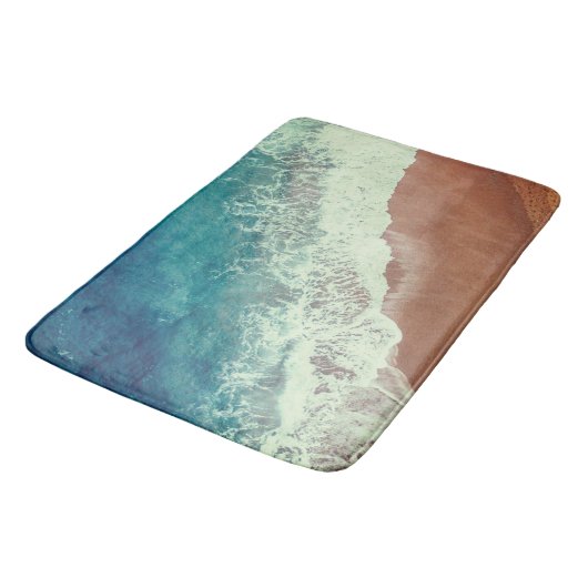 Strand mit Meerwasser und Badestrand im Sommer Badematte (Schrägansicht)