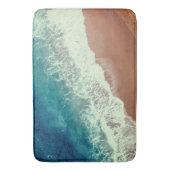 Strand mit Meerwasser und Badestrand im Sommer Badematte (Vorderseite Vertikal)