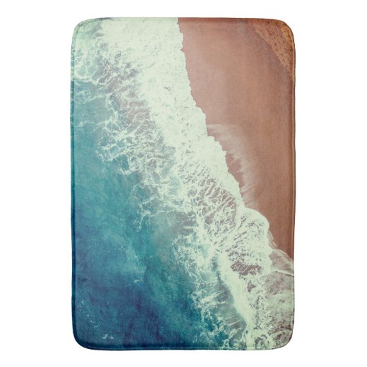 Strand mit Meerwasser und Badestrand im Sommer Badematte (Vorderseite Vertikal)