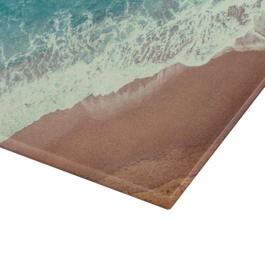 Strand mit Meerwasser und Badestrand im Sommer Schneidebrett (Ecke)