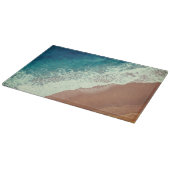 Strand mit Meerwasser und Badestrand im Sommer Schneidebrett (Ecke)