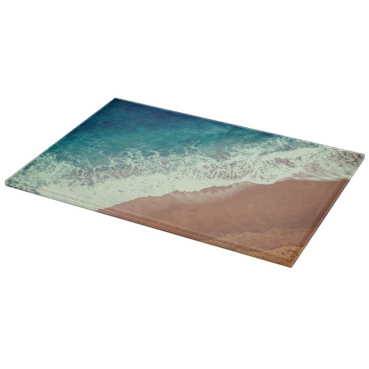 Strand mit Meerwasser und Badestrand im Sommer Schneidebrett (Ecke)