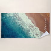 Strand mit Meerwasser und Badewellen im Sommer Strandtuch (Vorderseite)
