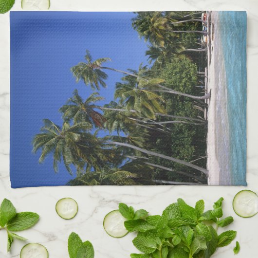 Strand mit Palmen, Malediven Handtuch (Gefaltet)