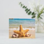 Strand mit Starfish und Seashells Brautparty Einladungspostkarte (Stehend Vorderseite)