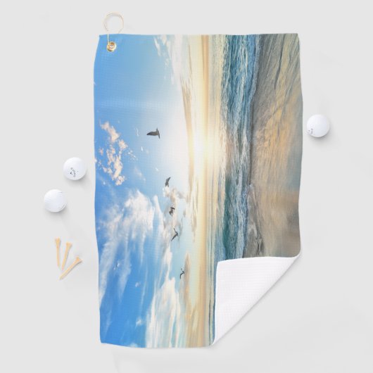 Strand mit Vögeln, die über das Wasser fliegen Han Golfhandtuch (Insitu)