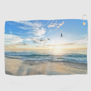 Strand mit Vögeln, die über das Wasser fliegen Han Golfhandtuch