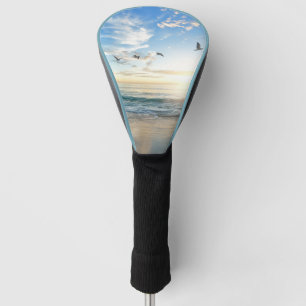 Strand mit Vögeln, die über dem Wasser Treiber Bes Golf Headcover
