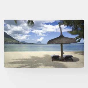Strand mit weißem Sand und Regenschirm Banner