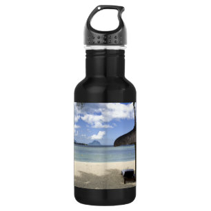 Strand mit weißem Sand und Regenschirm Edelstahlflasche