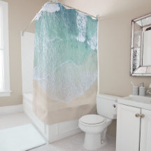 Strand mit weißem und grünem Lace Sand und Meer