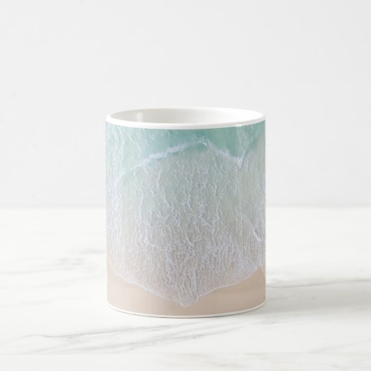 Strand mit weißem und grünem Lace Sand und Meer Kaffeetasse (Mittel)