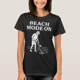 Strand-Modus Beim Metalldetektor-Spaß-Abenteuer T-Shirt