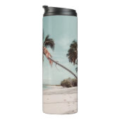 Strand neben Kokospalmen Thermosbecher (Nach rechts gedreht)