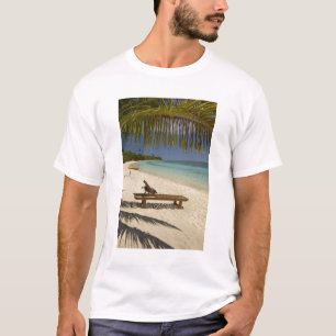 Strand, Palmen und Liegestühle T-Shirt