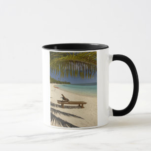 Strand, Palmen und Liegestühle Tasse