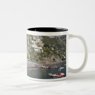Strand Positano, Kampanien, Italien Zweifarbige Tasse