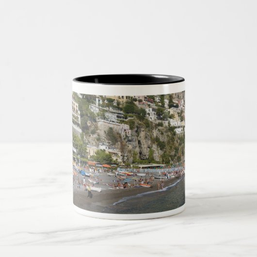 Strand Positano, Kampanien, Italien Zweifarbige Tasse (Mittel)