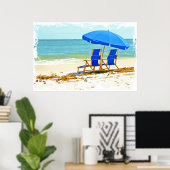 Strand, Regenschirm und Stühle am Strand Poster (Heimbüro)