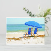 Strand, Regenschirm und Stühle am Ufer Einladung (Stehend Vorderseite)