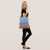 Strand, Sand und blauer Himmel Moderner KunstSomme Tasche (Am Model)