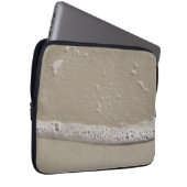 Strand Sand und Meeresschaum Laptopschutzhülle (Vorne Rechts)