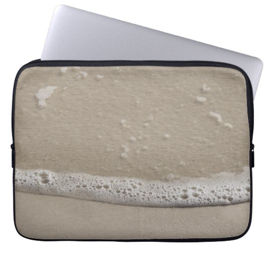 Strand Sand und Meeresschaum Laptopschutzhülle (Vorderseite)