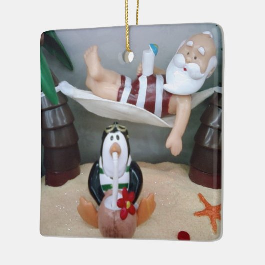 **STRAND SANTA MIT PENGUIN-FREUND** KERAMIKORNAMENT (Links)