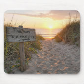 Strand Schild bei Sonnenaufgang Mousepad (Vorne)