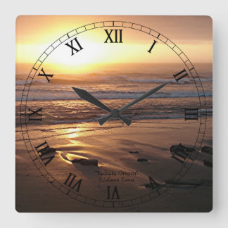 "Strand-Sonnenuntergang bei Yachats, Oregon" durch Quadratische Wanduhr