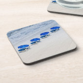 Strand-Stühle mit blauem Regenschirm auf Getränkeuntersetzer (Linke Seite)