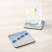 Strand-Stühle mit blauem Regenschirm auf Getränkeuntersetzer (Rechte Seite)