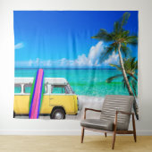 Strand-Szene mit Gelben Van und rosa Surfboard Wandteppich (Beispiel (Horizontal))