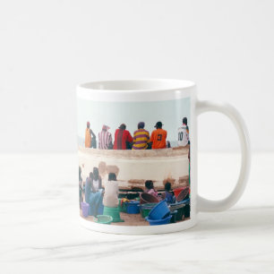 Strand-Szene mit umgeworfenem Boot, Gambia Kaffeetasse
