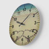 Strand-Thema-Herzen im Sand Große Wanduhr (Winkel)