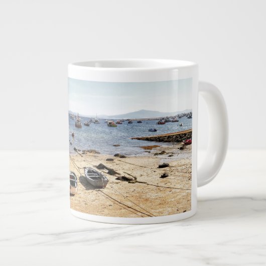 Strand und Boote Jumbo-Tasse (Vorderseite Rechts)