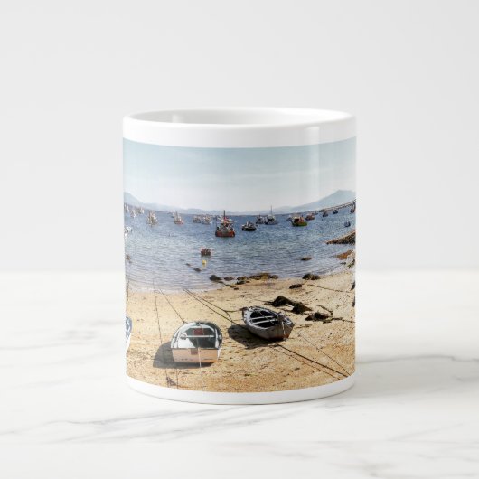 Strand und Boote Jumbo-Tasse (Vorderseite)