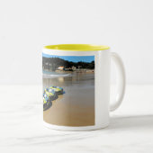 Strand und Bucht von St Brelade Zweifarbige Tasse (VorderseiteRechts)