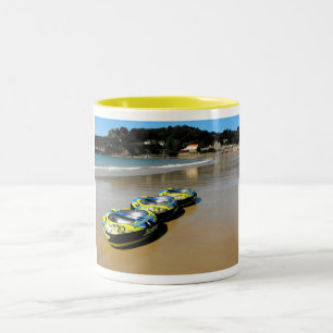 Strand und Bucht von St Brelade Zweifarbige Tasse