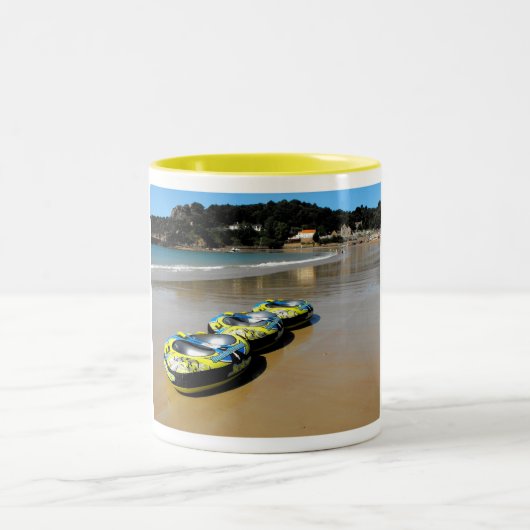Strand und Bucht von St Brelade Zweifarbige Tasse (Mittel)