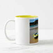 Strand und Bucht von St Brelade Zweifarbige Tasse (Links)