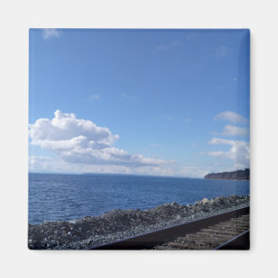 Strand und Gleis unter blauem Himmel Magnet