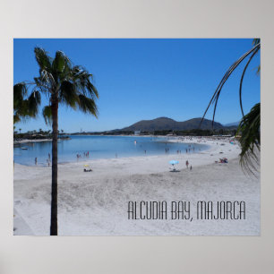 Strand und Landschaft von Alcudia Bay auf Mallorca Poster