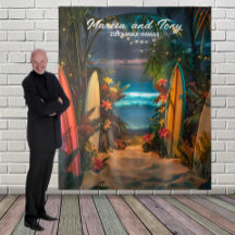 Strand und Surfbretter im Hintergrund