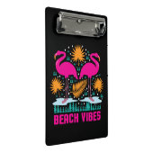 Strand-Vibes Rosa Flamingo-Design Mini Klemmbrett (Schrägansicht)