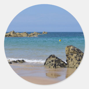 Strand von Plévenon in Frankreich Runder Aufkleber