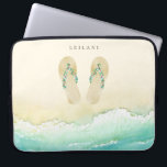 Strandbotanische Flip Flops Laptopschutzhülle<br><div class="desc">Schöne botanische Blume in Aquarellfarbe und Blätter verschönert Flip Flops am Sandstrand,  personalisierte Laptop-Hülle.</div>