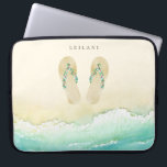 Strandbotanische Flip Flops Laptopschutzhülle<br><div class="desc">Schöne botanische Blume in Aquarellfarbe und Blätter verschönert Flip Flops am Sandstrand,  personalisierte Laptop-Hülle.</div>