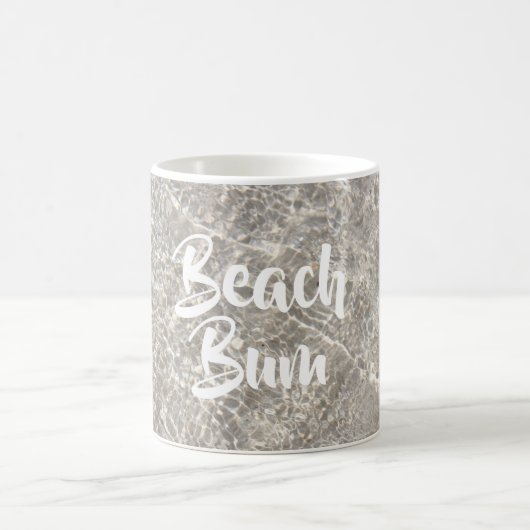 Strandbumwasser im Sommer Sandstrand Kaffeetasse (Mittel)