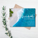 Strandfreie Getränke Hochzeiten Foto Save the Date<br><div class="desc">Eine herrliche Hochzeit am Strand bewahrt die Terminkarten für Ihr Ziel, Ihre Hochzeit auf der Insel oder am Strand in einem niedlichen "Gratis-Drinks und eine Hochzeit"-Design. Passen Sie die Vorderseite mit Ihren Hochzeitsdetails an und fügen Sie ein Foto auf die Rückseite. Wenn Sie ein vertikales Foto haben, das Sie anstelle...</div>